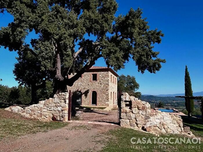 Casa con 8 locali in vendita in Roccastrada