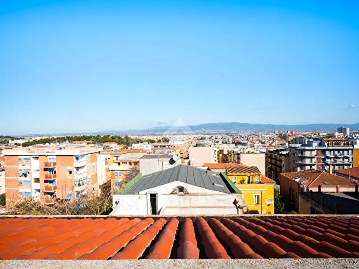 Casa con 12 locali in vendita in Via La Vega, Cagliari