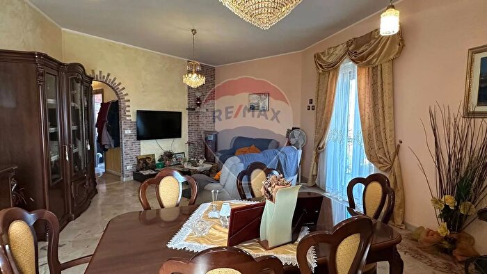 Appartamento con 8 locali in vendita in Via Mongibello, Belpasso