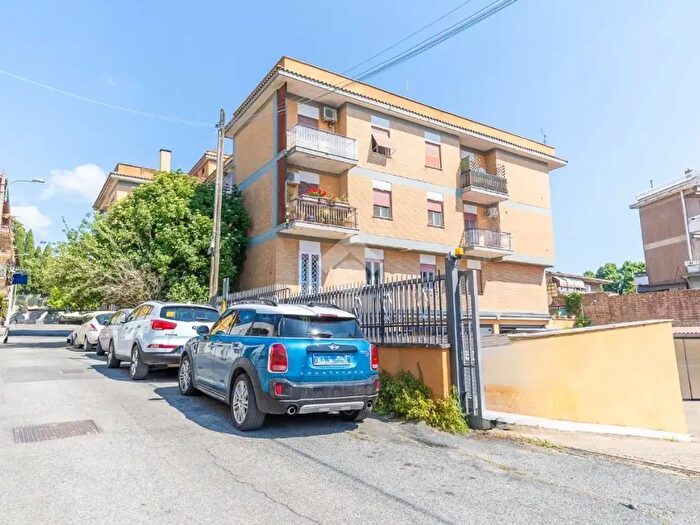 Appartamento quadrilocale in vendita in Via Turno Erdonio, Ariccia