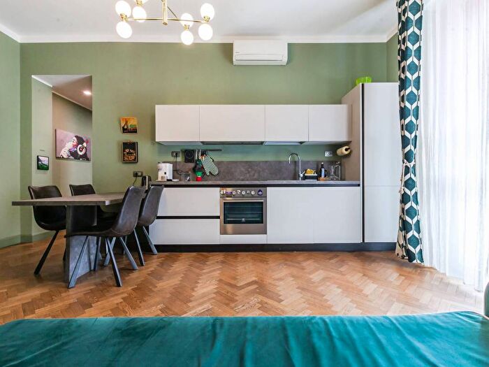 Appartamento trilocale in affitto in Via Giovanni Battista Niccolini, Paolo Sarpi, Milano
