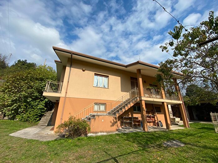 Casa con 5 locali in vendita in Buia