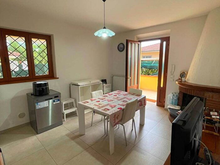 Appartamento con 6 locali in affitto in Capezzano Pianore, Camaiore