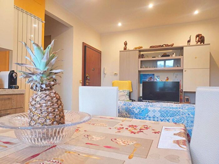 Appartamento trilocale in affitto in Via Monticelli, Marassi, Genova