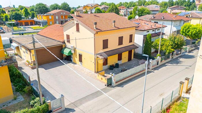 Casa con 6 locali in vendita in Via XXV Aprile, Castelnovo Di Sotto