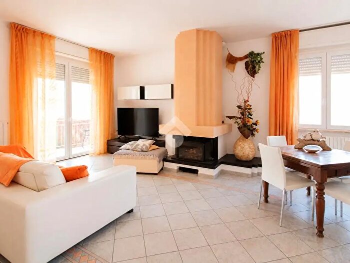 Appartamento con 5 locali in vendita in Via T Campanella, Cascina