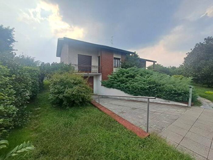 Casa quadrilocale in vendita in Via Peschiera, Nerviano