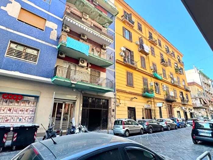 Appartamento trilocale in vendita in Via Camillo Porzio, Napoli