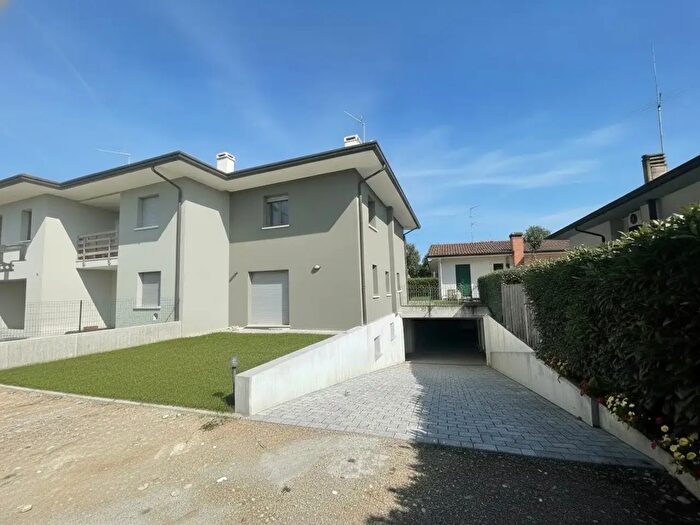 Casa con 6 locali in vendita in Via Galileo Galilei, Asolo