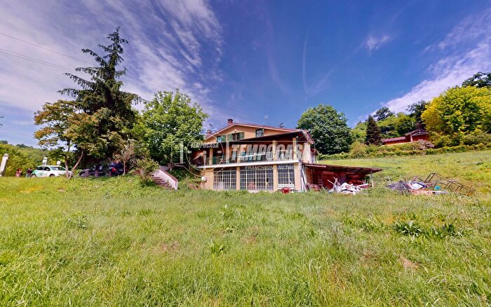 Casa con 6 locali in vendita in Strada Marie, Bra