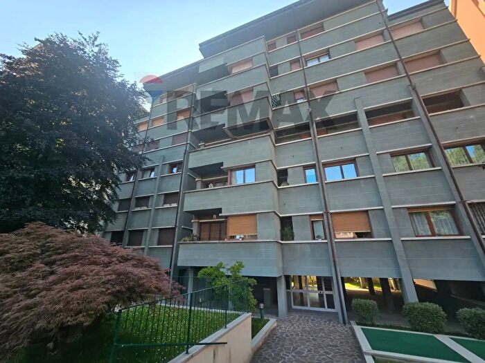 Appartamento quadrilocale in vendita in Via Val Maira, Milano