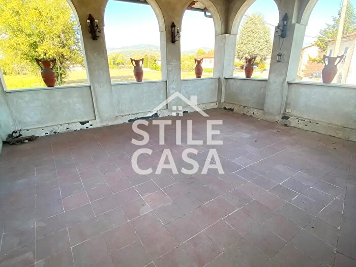 Casa con 10 locali in vendita in Lucca