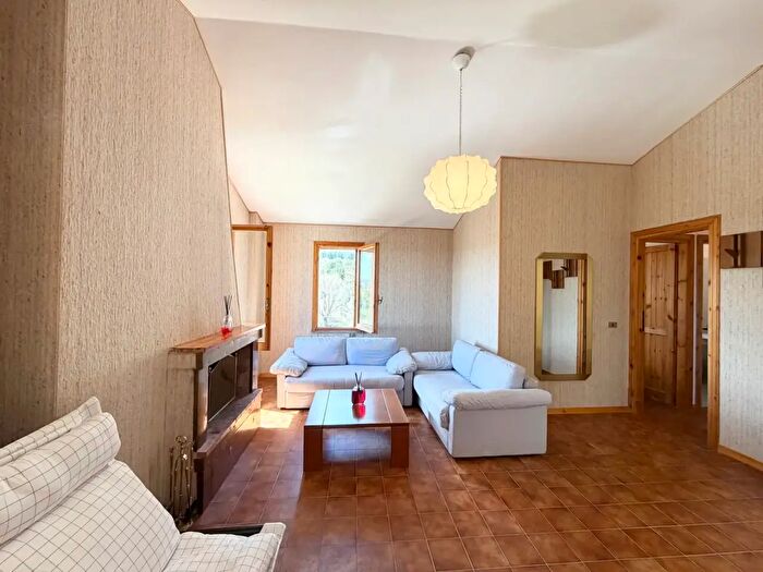 Appartamento quadrilocale in vendita in Via Capocroce Snc, Rocca Di Cambio