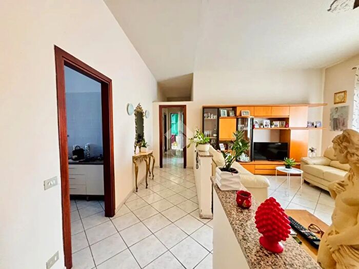 Appartamento trilocale in vendita in Via Roma, Lomazzo