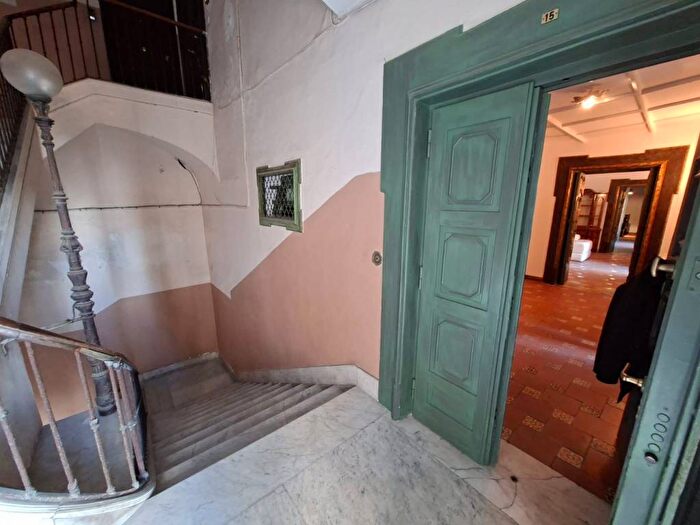 Appartamento trilocale in affitto in Piazza dei Martiri, Chiaia, Napoli