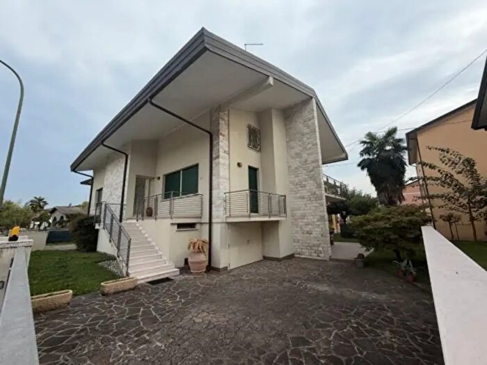 Casa con 6 locali in vendita in Via Montello, Mira