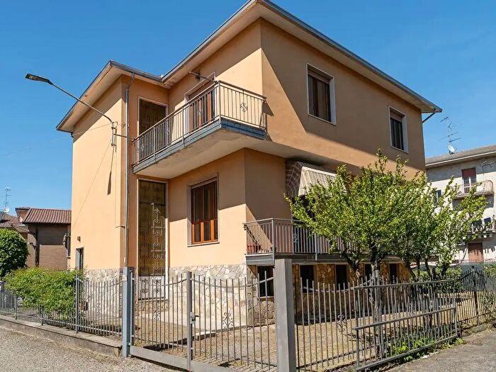 Casa con 5 locali in vendita in Via Pisani, Casteggio