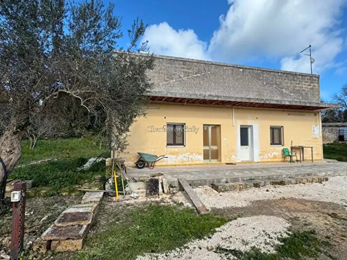 Casa con 11 locali in vendita in Noto