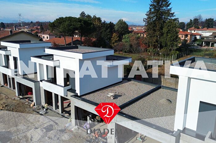 Casa con 5 locali in vendita in Besnate