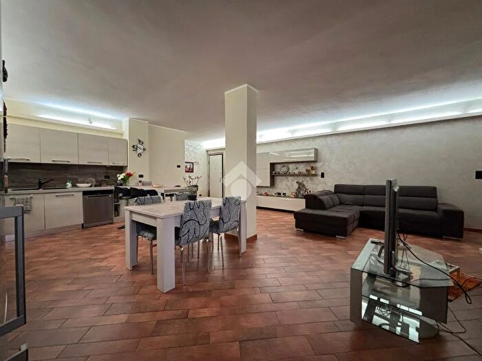 Appartamento quadrilocale in vendita in Via Pinerolo, None