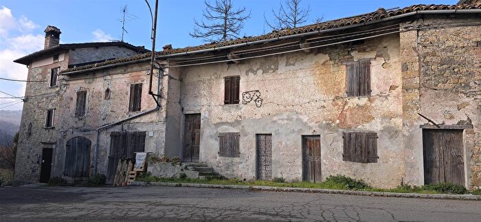 Casa con 6 locali in vendita in Serramazzoni