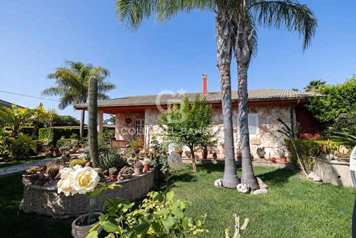 Casa con 7 locali in vendita in CLe Pirato Cava Maria, Modica