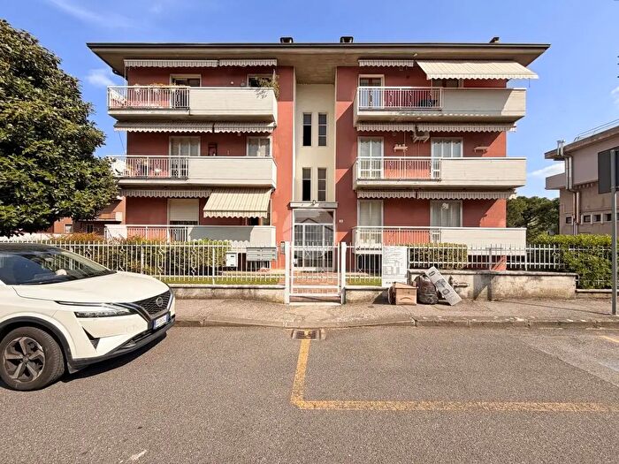 Appartamento con 5 locali in vendita in Via Pietro Sgulmero, Verona