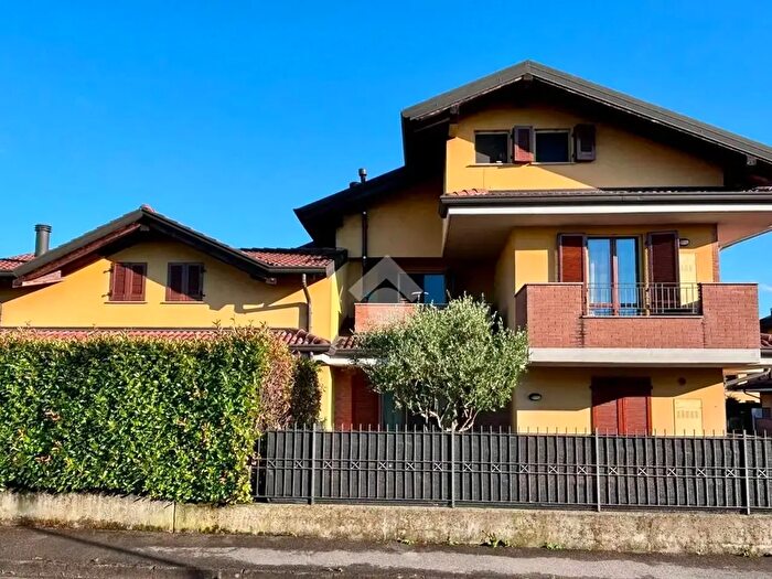 Appartamento trilocale in vendita in Via Pagazzano, Brignano Gera D'Adda