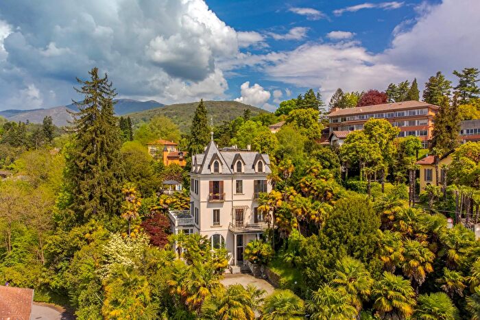 Casa con 14 locali in vendita in Via Lugano a, Luino