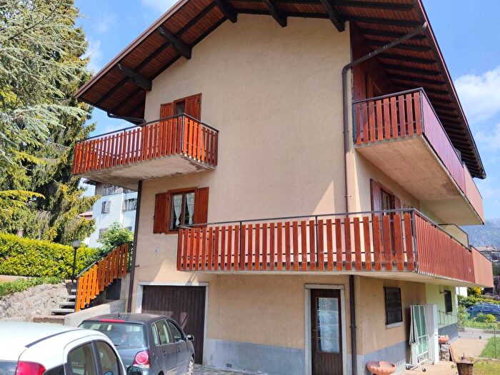Appartamento quadrilocale in affitto in Via Barbetti, Centro, Castione della Presolana