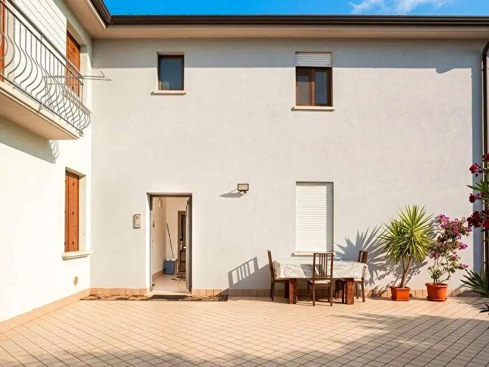 Appartamento quadrilocale in vendita in Roverbella