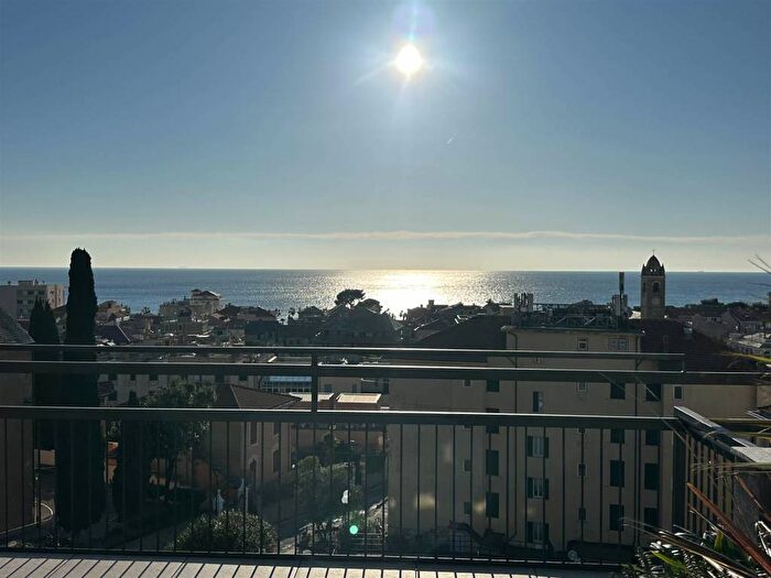 Appartamento trilocale in affitto in Via Genova, Spotorno