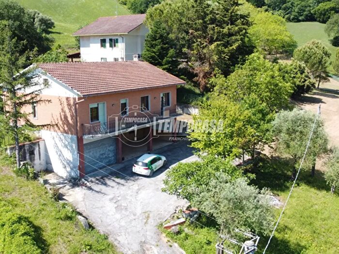 Casa con 5 locali in vendita in Cda San Bartolomeo, Tolentino