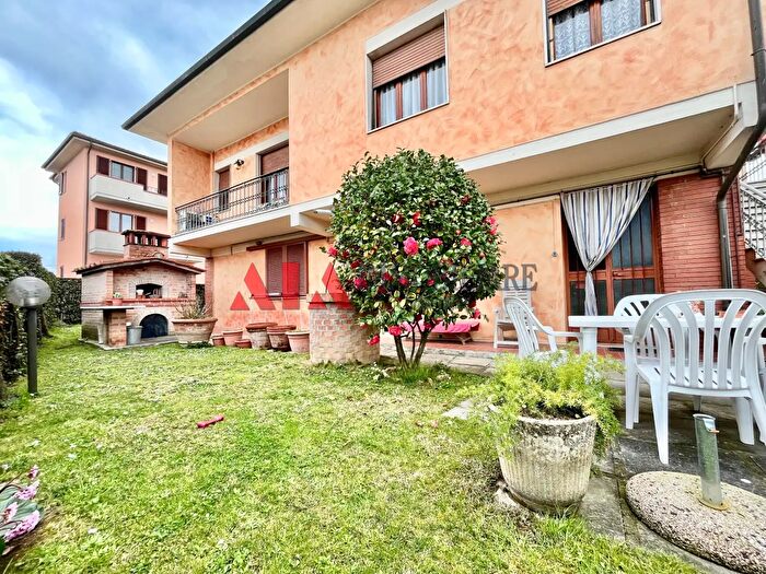 Casa con 10 locali in vendita in Via Sarzanese Valdera, Buti