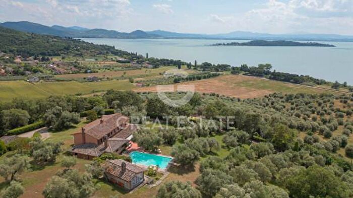 Casa con 6 locali in vendita in Strada della Rocca, Magione