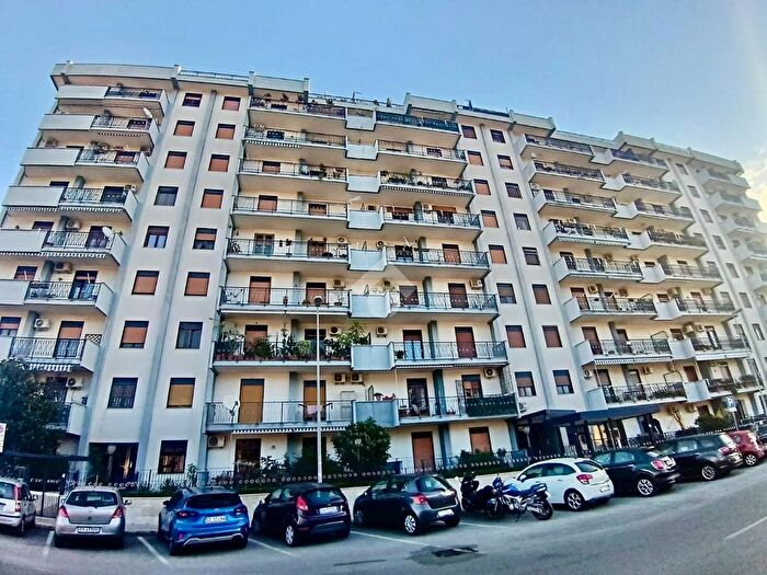 Appartamento trilocale in vendita in Via Pietro Ermelindo Lungaro, Palermo