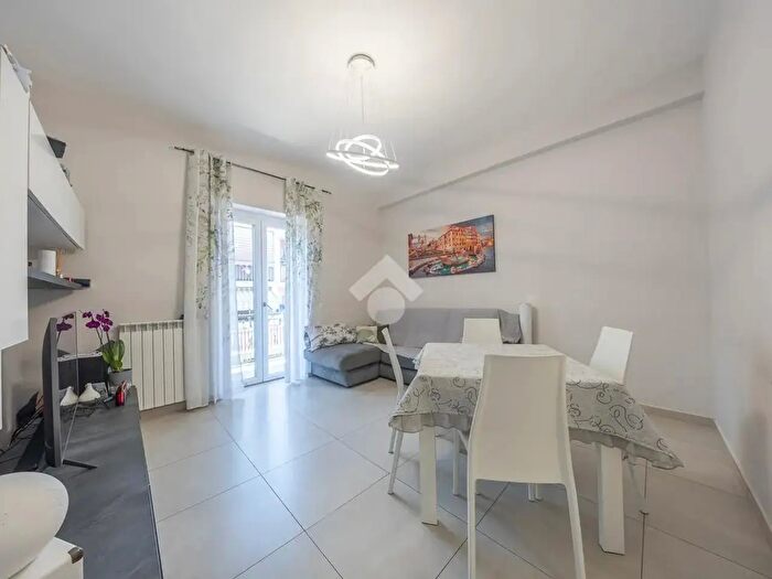 Appartamento trilocale in vendita in Via di Lunghezza, Roma