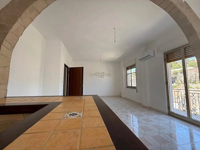 Appartamento trilocale in vendita in Via Gerratana, Modica