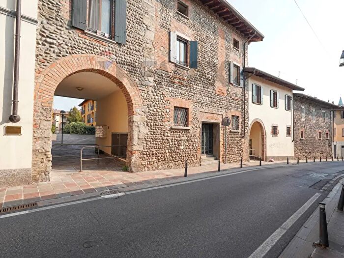 Appartamento trilocale in vendita in Via Trieste, Capriate San Gervasio