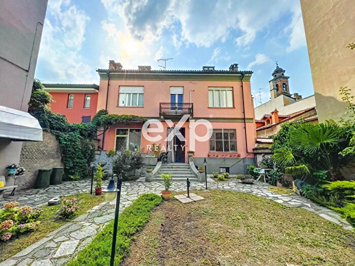 Casa con 9 locali in vendita in Voghera