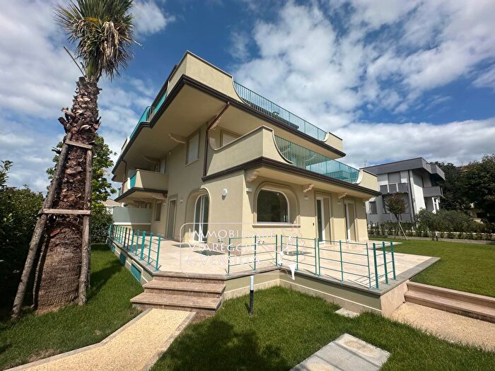 Appartamento con 8 locali in vendita in Via Digione, Viareggio