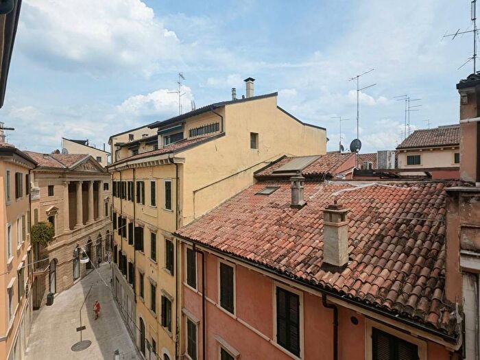 Appartamento trilocale in affitto in Centro Storico, Verona
