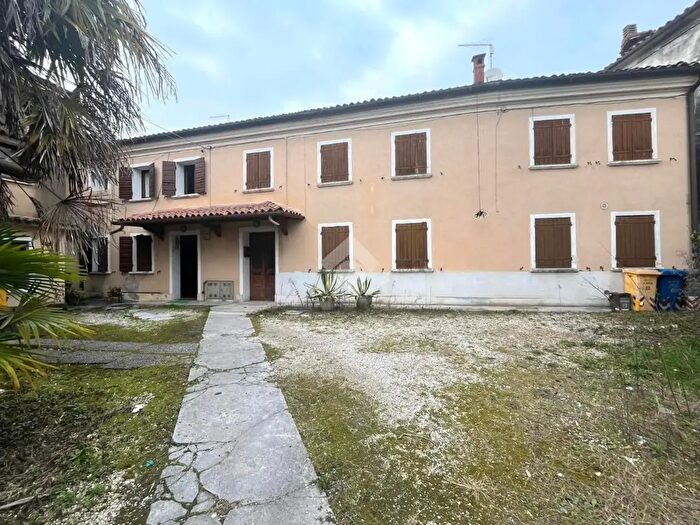 Casa con 9 locali in vendita in PZa Luciano Rigo, Spresiano