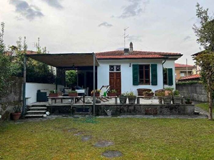 Casa con 6 locali in affitto in Via Tagliamento, Pietrasanta