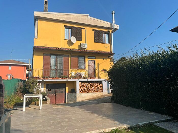 Appartamento trilocale in vendita in Via Campo, Cardano Al Campo