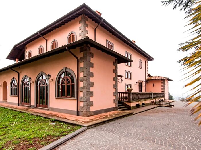 Casa con 11 locali in vendita in Via San Lorenzo, Lanuvio