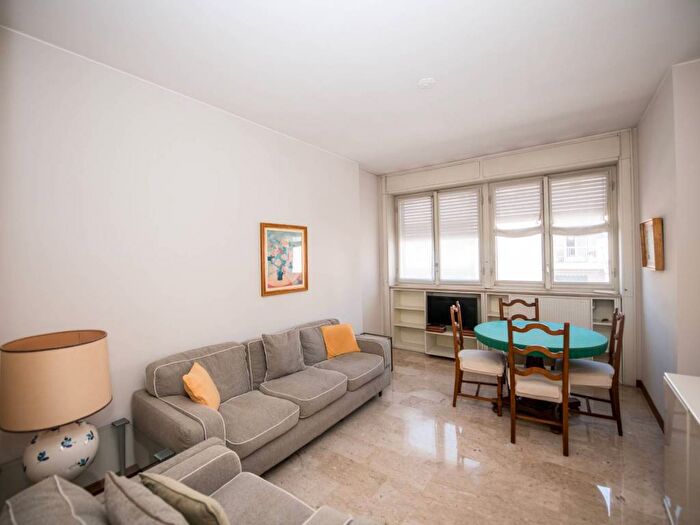 Appartamento trilocale in affitto in Via Alfredo Cappellini, Centrale, Milano