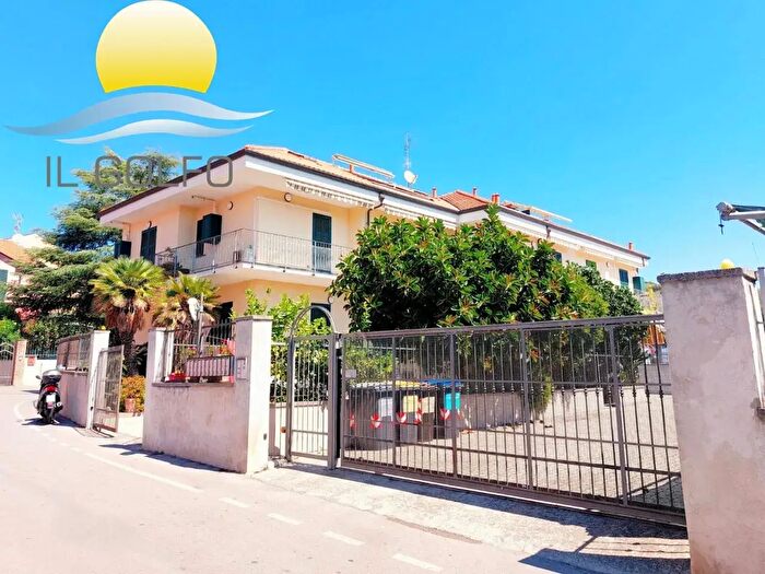 Appartamento trilocale in vendita in Via Cà Rossa, Diano Marina