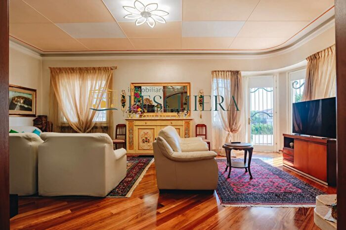 Appartamento con 5 locali in vendita in Via Giovanni Pascoli, Desenzano Del Garda