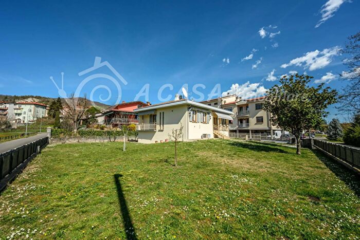 Casa con 7 locali in vendita in Via Marconi, Varano De Melegari